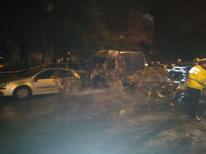Imagini şocante! Accident grav în Capitală, marţi seară! Un mort, un rănit şi patru maşini arse