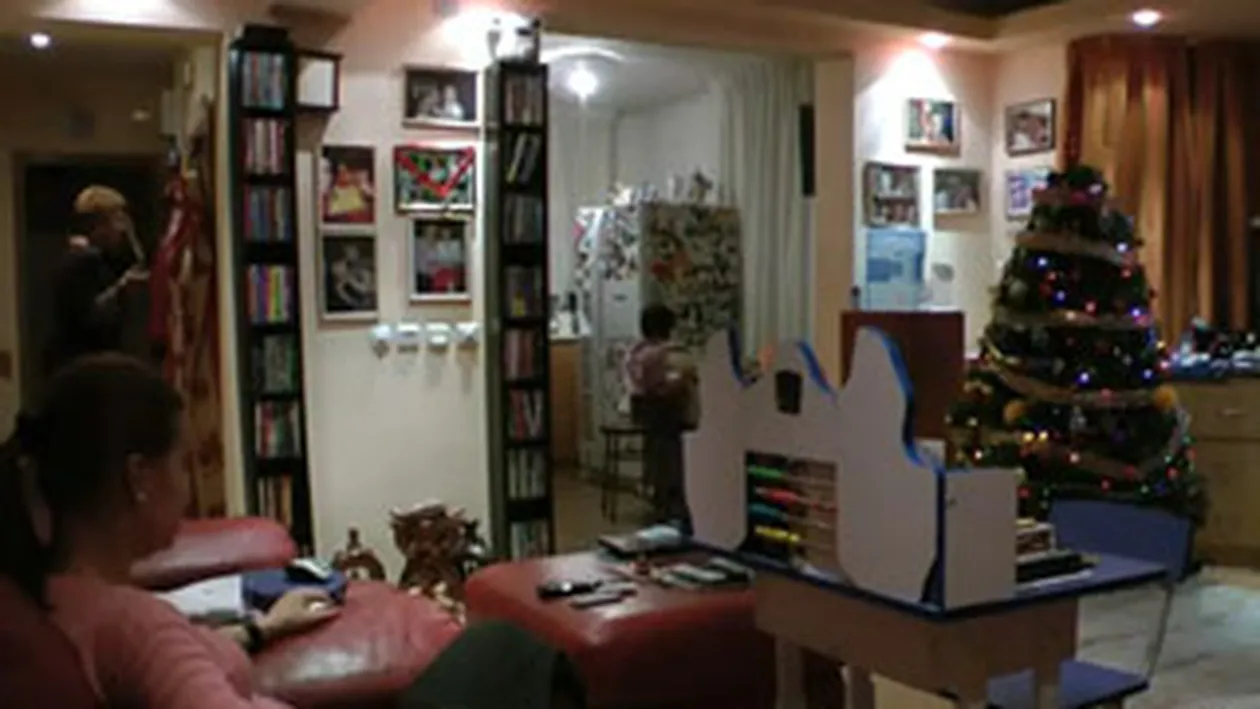 VIDEO Uite cum s-a machiat si aranjat Teo la ea acasa pentru Revelion! Fiica ei a sorcovit-o in primele clipe ale anului 2012!