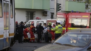 Accident grav in Capitală! Un tramvai a deraiat şi a prins o maşină dedesubt! Şoferul este în COMĂ!