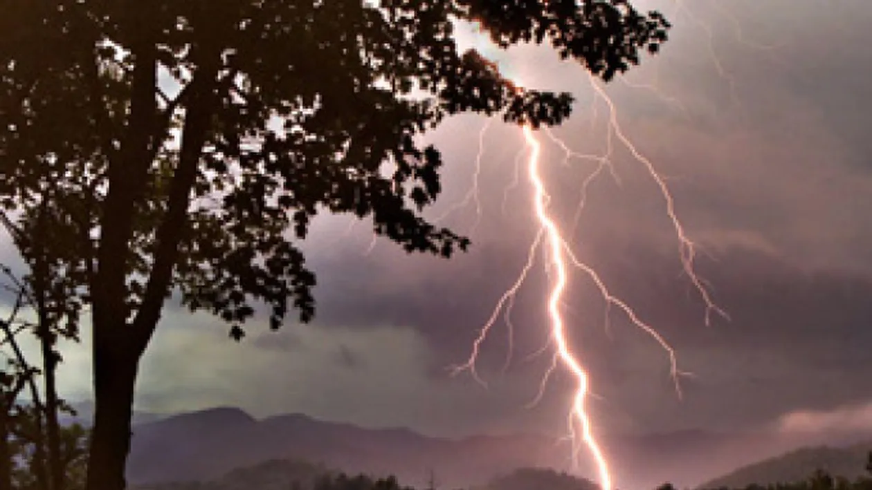 Trebuie sa citesti asta daca ti-e frica de furtuni! Unde ne ascundem cand fulgera?