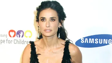 Pe Demi Moore o ajunge batranetea din urma! Actrita a aparut la un eveniment din New York cu sanii lasati