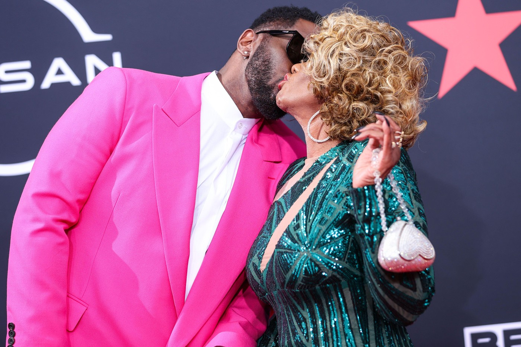 Sean „Diddy” Combs și mama sa Janice Combs sosesc la BET Awards 2022 care au avut loc la Microsoft Theater din Los Angeles pe 26 iunie 2022.  Foto: Profimedia