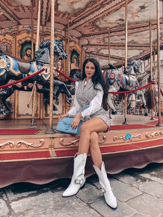 Larisa Ionescu a născut în secret! Avem primele imagini cu bebelușul și numele pe care l-a primit