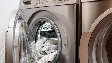 Femeie uluită după ce a găsit un „compartiment secret” în mașina de spălat