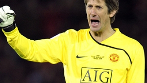 Edwin van der Sar a renuntat la cariera de jucator profesionist! 53.000 de oameni au venit la meciul de retragere!