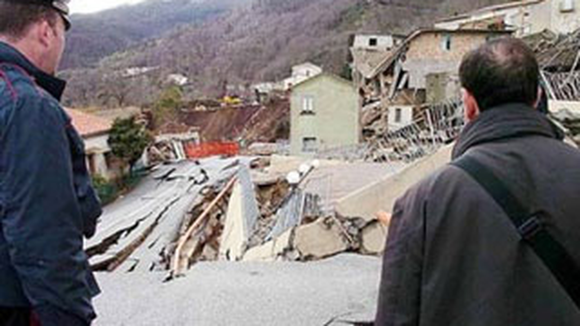 Un drum judetean s-a surpat, in urma ploilor recente