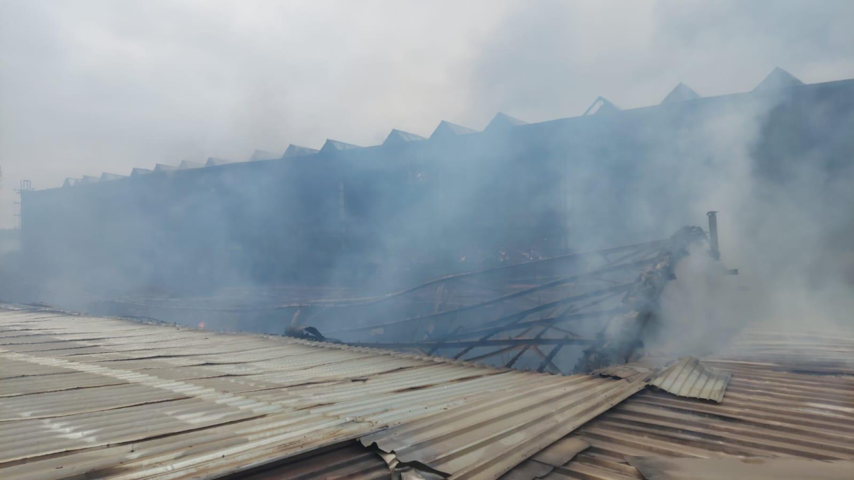 Un elicopter din cadrul IGAv realizează o recunoaștere aeriană în zona de manifestare a incendiului./ sursă foto: ISU BUCURESTI ILFOV