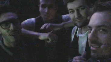 Zambiti, va rog! Horia face poze de grup cu baietii de la Vocea Romaniei!