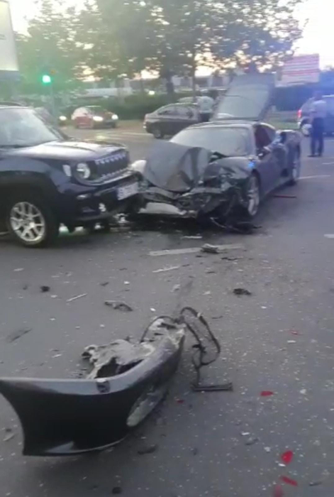 Grav accident în București! Un Ferrari și un Mitsubishi s-au făcut praf! IMAGINI EXCLUSIVE