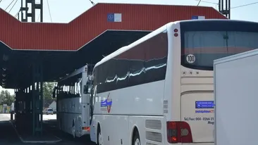 Un autocar plin cu români, venit din Italia, a fost oprit la vamă. Pasagerii, băgați în carantină