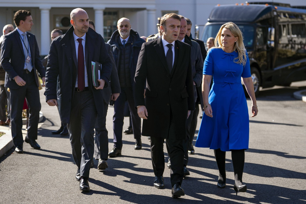 Președintele Emmanuel Macron al Franței și șefa de protocol a Casei Albe, Monica Crowley, părăsesc aripa de vest pentru a se întoarce la Blair House după întâlnirile cu președintele Statelor Unite, Donald Trump, la Casa Albă din Washington, DC, luni, 24 februarie 2025. Foto: Profimedia