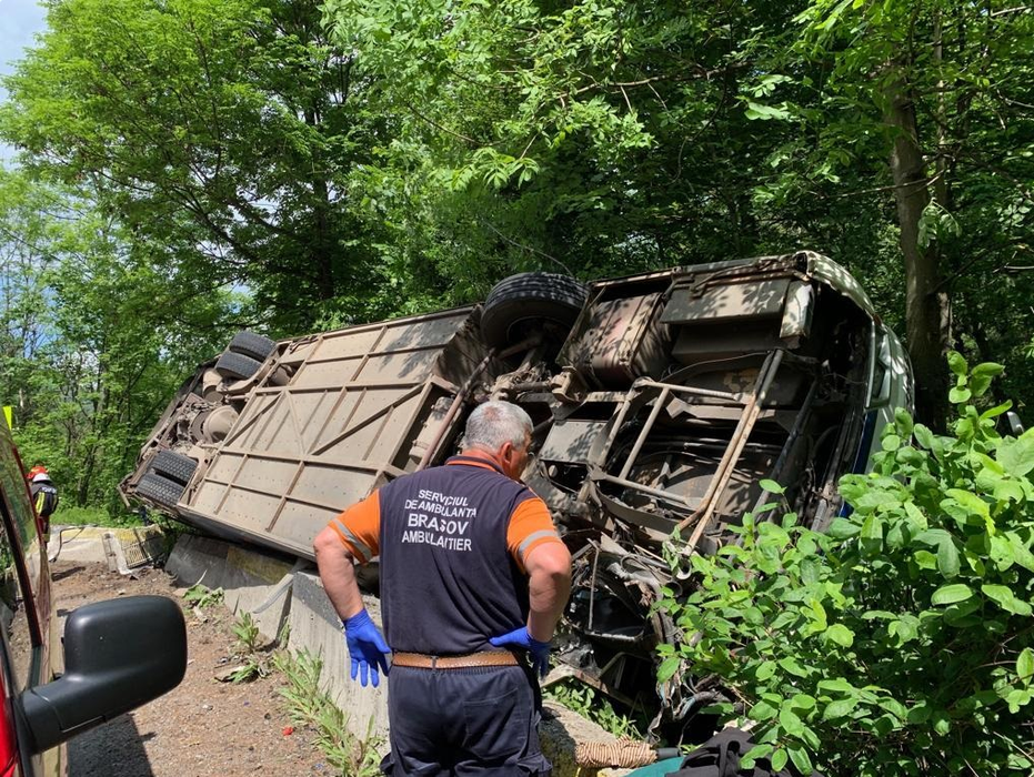 Un autocar cu 50 de copii și adulți s-a răsturnat pe DN 73, între Pârâul Rece și Râșnov. Sursa foto: observatorulbv.ro