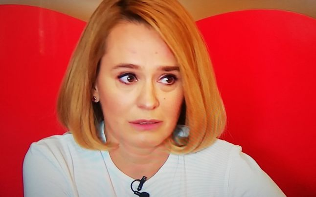 Andreea Esca, mesaj subliminal în timpul interviului de la Pro TV! Imaginea pe care au ignorat-o toţi. Ce scria pe tricoul ei