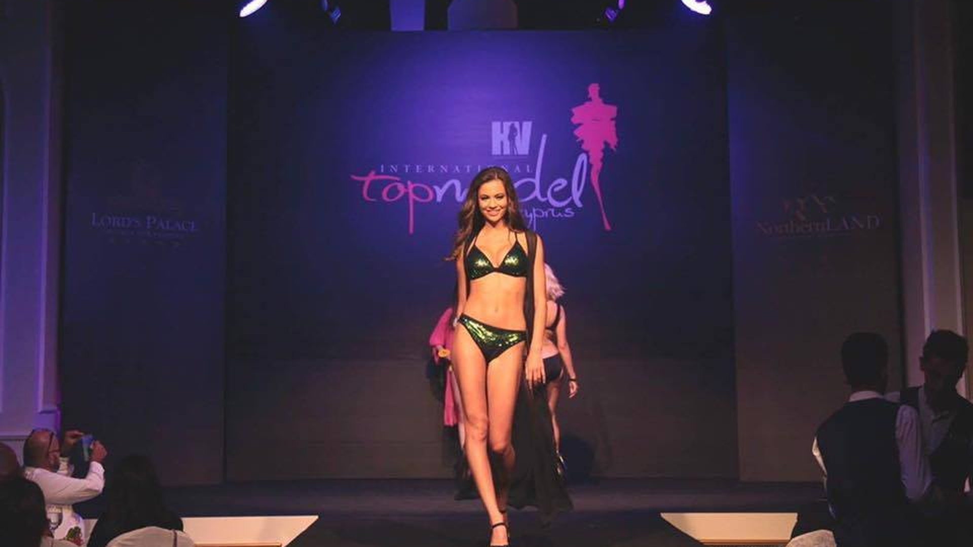 Proaspăta "Miss Balkana", orădeanca Denisa Hodişan, s-a dat "Miss Top Model International" deşi a ieşit pe locul 2