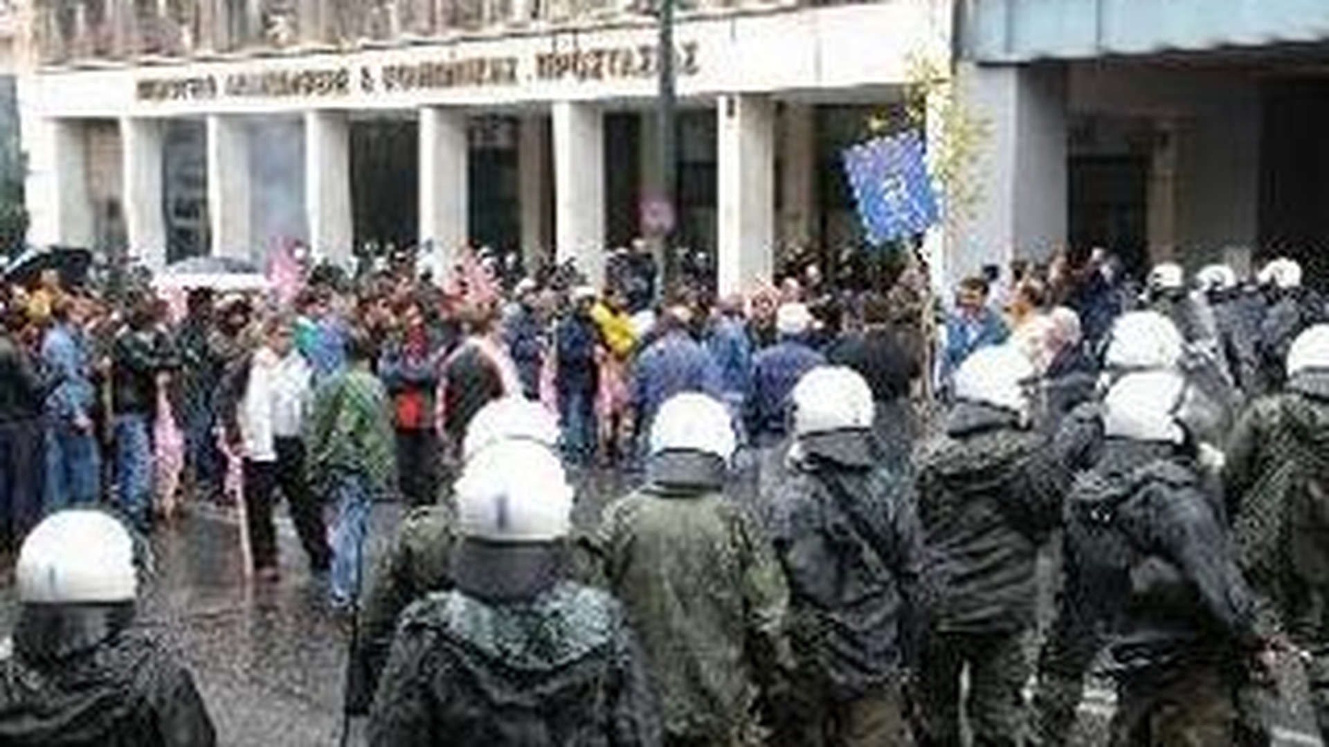 Politia greaca a tras cu grenade lacrimogene asupra manifestantilor, in centrul Atenei