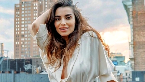 Lili Sandu a răbufnit pe Instagram: ”Un tată nu-și poate ține copilul în brațe din cauza unor reguli”. Ce a supărat-o pe vedetă