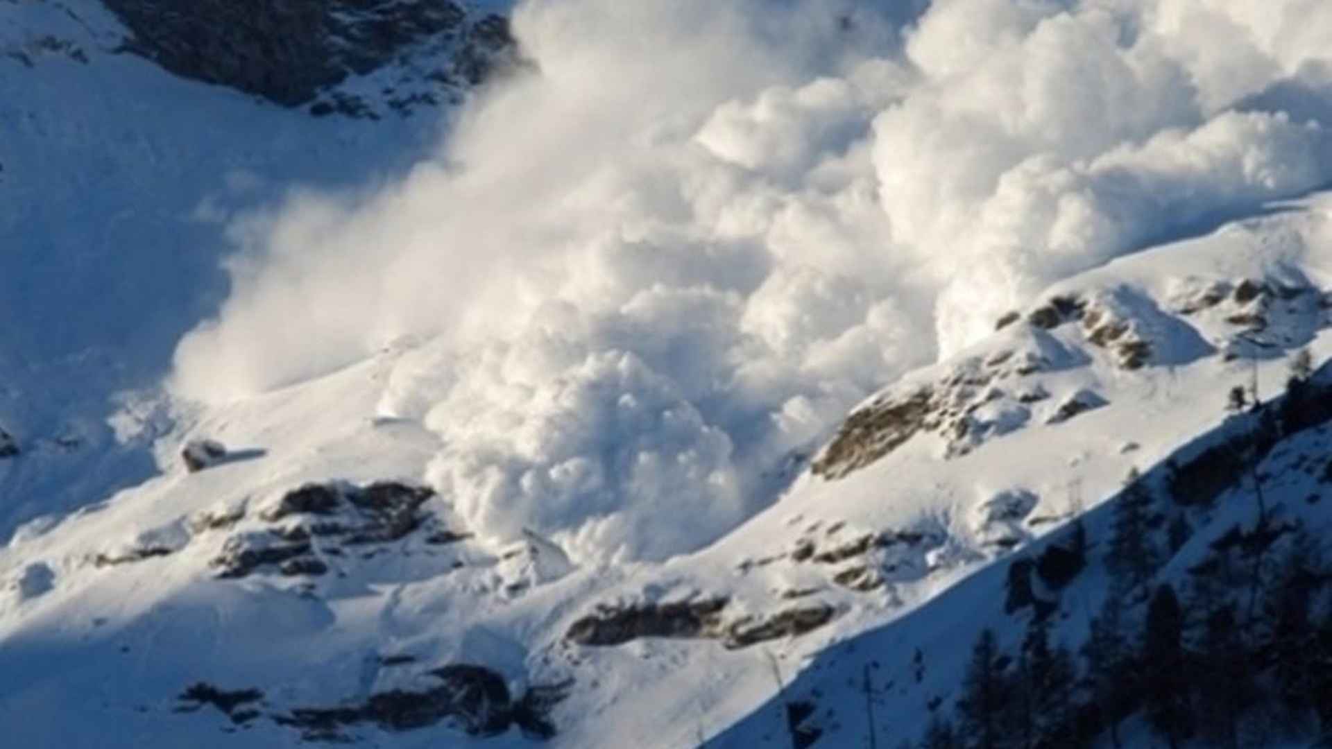 Noi detalii în cazul celor doi bărbaţi care au murit în Bucegi. Au provocat singuri avalanşa care i-a ucis