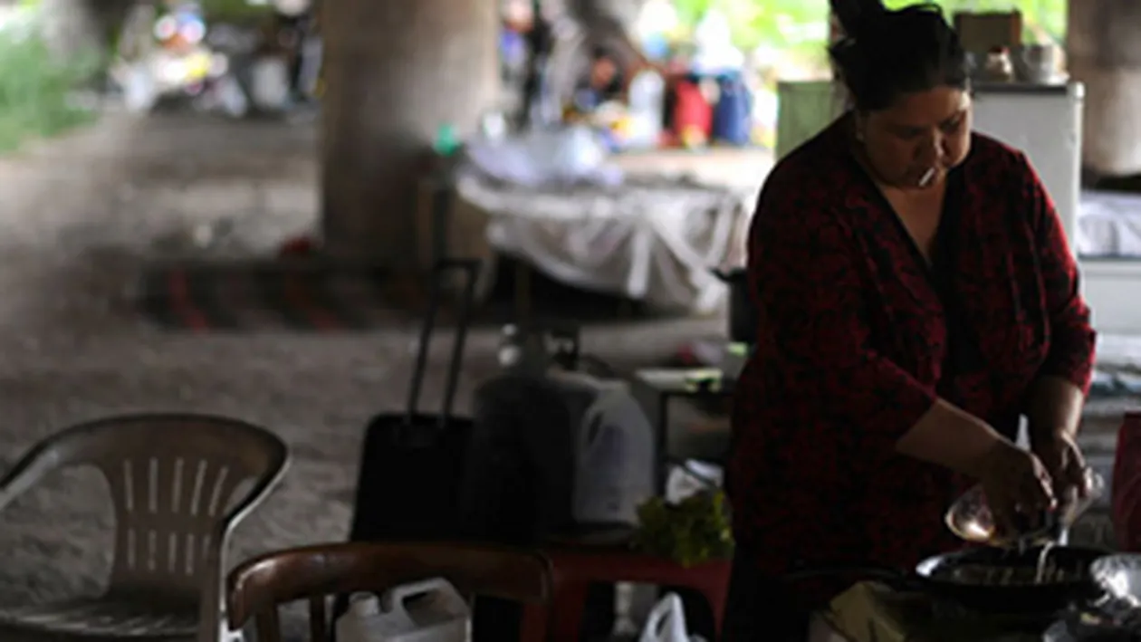 VIDEO Uite ce melodie au scos italienii pentru noi! Criminali si proxeneti, originari din Tigania: Asta nu e casa mea, eu vin din Romania, dintr-o familie rau-famata, pentru a vinde marfa! Esti de acord?