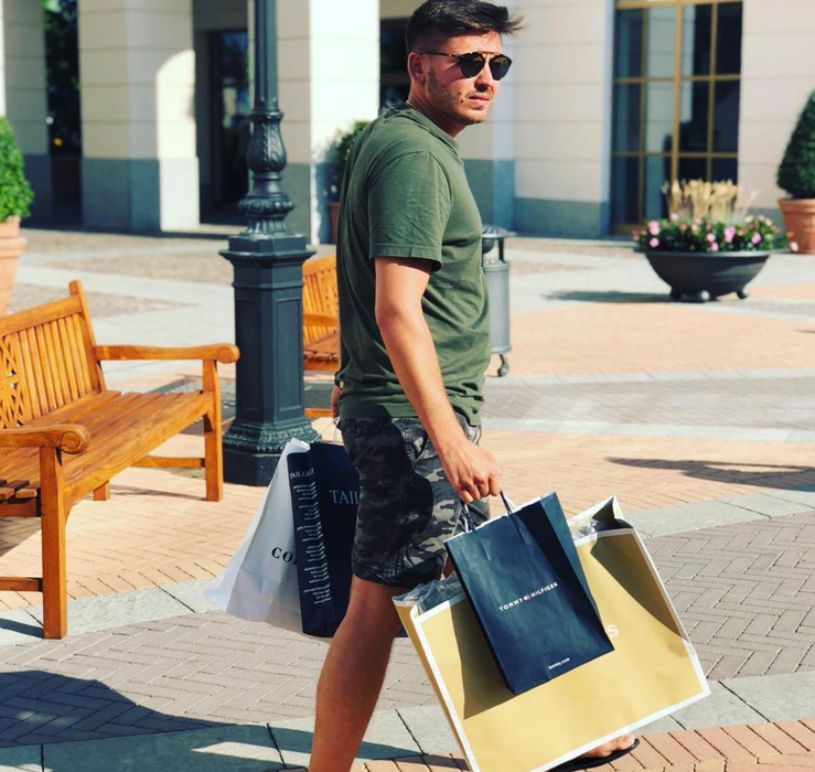 Îţi mai aduci aminte de Bogdan Olaru, beizadeaua care spunea că ”un Moet de 100 de euro e nimic”? Nu are loc de muncă, dar… Jonglează frumos între pelerinaje la Athos și fente de lux din contractele cu statul