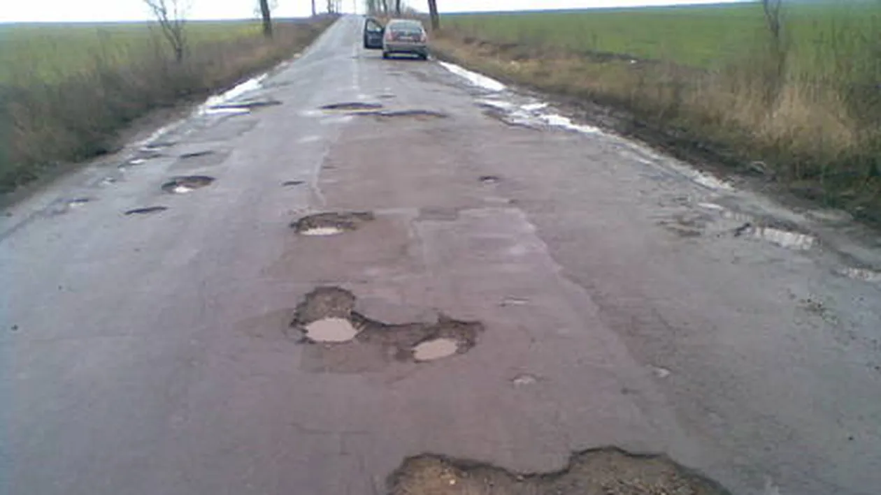 Incredibila soluţie găsită de autorităţi! Două gropi una lângă alta? Nu-i nimic! Le unim, aşa s-ar traduce hotărârea lor!