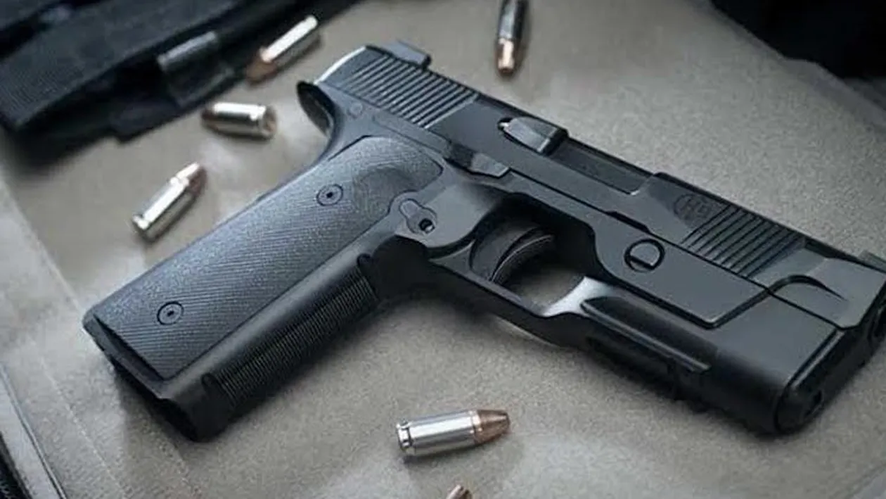 Autoritățile sunt în alertă! O tânără a găsit un pistol într-un tramvai