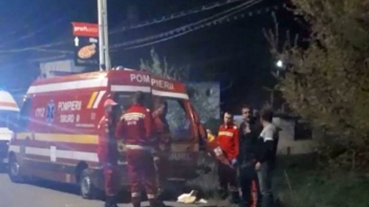 O ambulanță SMURD a fost lovită de tren în Maramureș. Pacienta la care trebuia să ajungă a murit