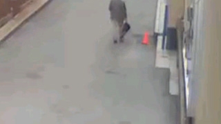 VIDEO REVOLTATOR! Un profesor a fost batut crunt de un adolescent si lasat intins pe asfalt