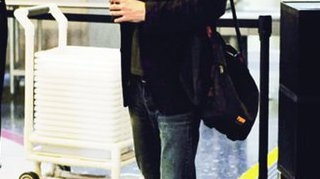 Keanu Reeves Ca un boschetar, la aeroport