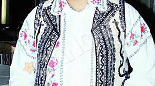 Dragostea pentru Sanziana Buruiana i-a luat mintile unui cantaret de muzica populara: "Daca te mariti cu altul, ma spanzur!"