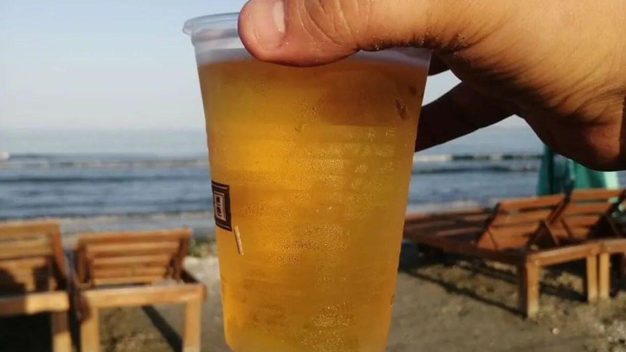 Mai scump ca în Mamaia! Cât costă o bere la draft pe plaja 3 Papuci din Constanța. O simplă cafea e 21 de lei!