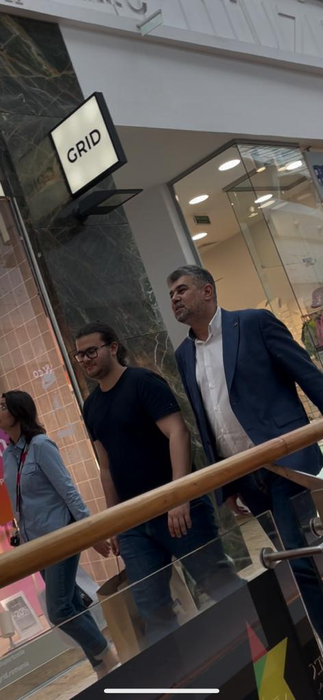 Marcel Ciolacu și fiul său, Filip, au ieșit la mall Băneasa (Foto: CANCAN.RO)