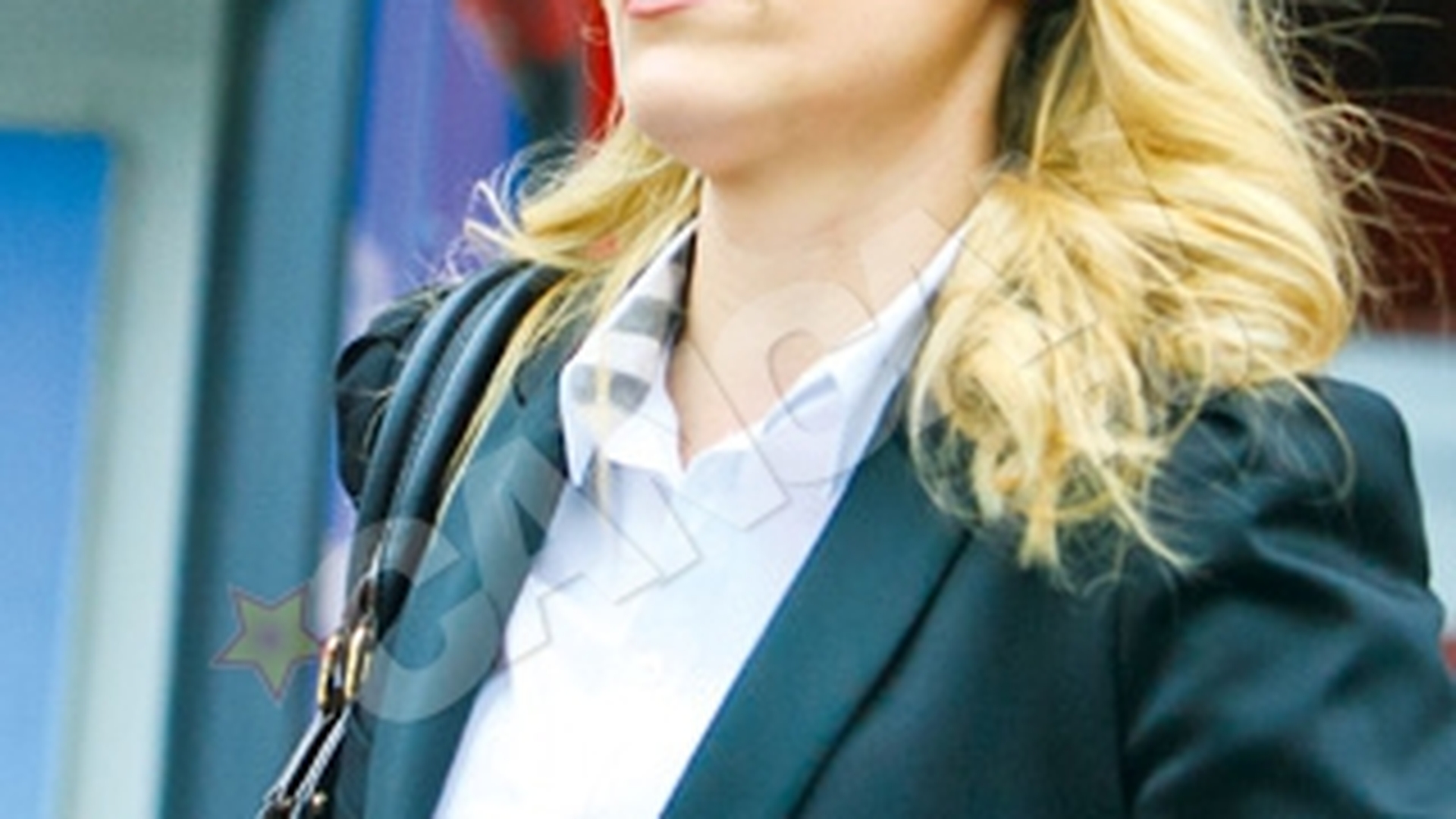 Cristina Rus a ascultat, in sfarsit, sfaturile stilistilor: a inlocuit cocul batranesc cu bucle naturale! Ce zici, ii sta mai bine?