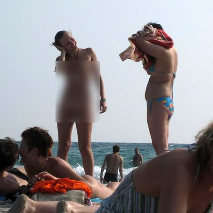 Desfrâu la mare! Aceste fete s-au îmbătat pe plajă și s-au dezbrăcat sub privirile tuturor