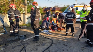 Accident grav pe DN1. O dubiță s-a răsturnat în Prahova, iar un bărbat a decedat