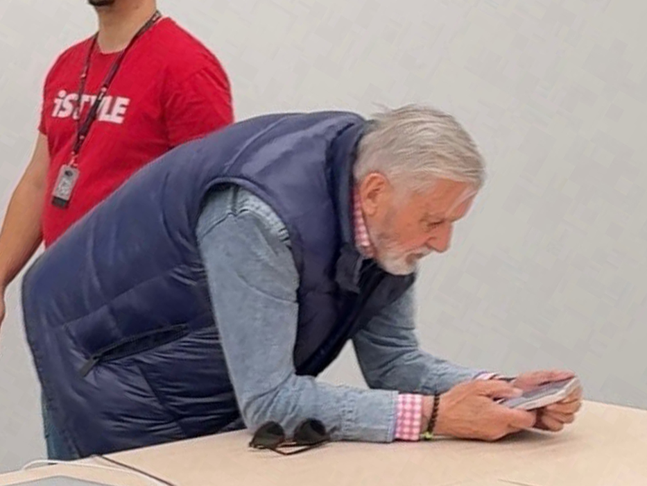 Ilie Năstase verifică atent telefonul