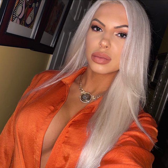 Blondina s-a lăsat cu totul pe mâinile medicilor esteticieni
