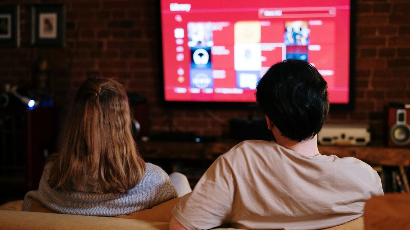 Abonamentul prin cablu este dat uitării. Iată pentru ce platforme de streaming optează mai nou oamenii