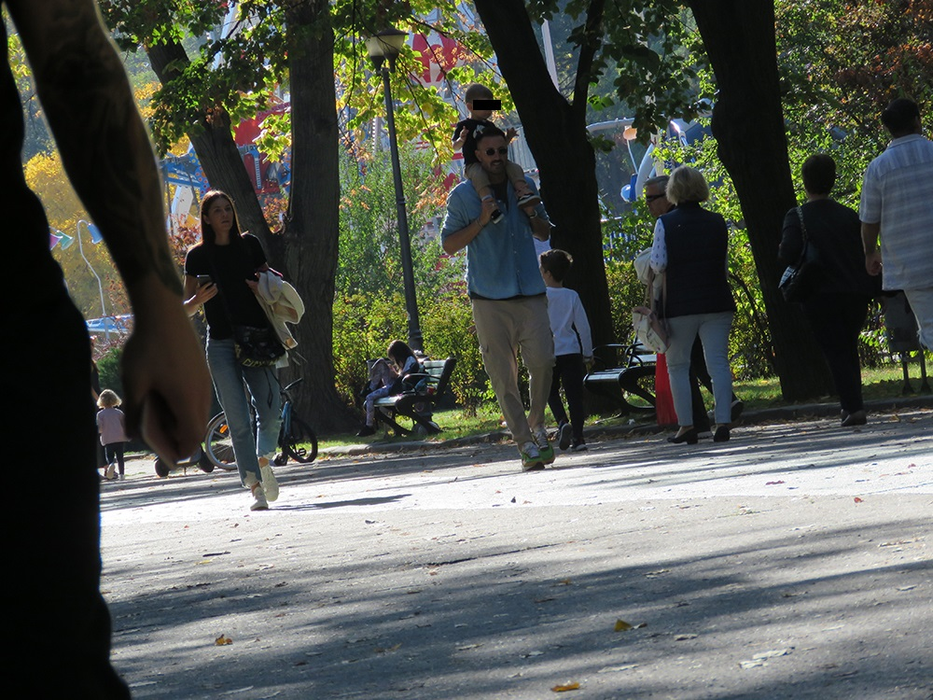 Andreea Mitu, iubitul francez și băiețelul lor, Adam, la o plimbare prin parc