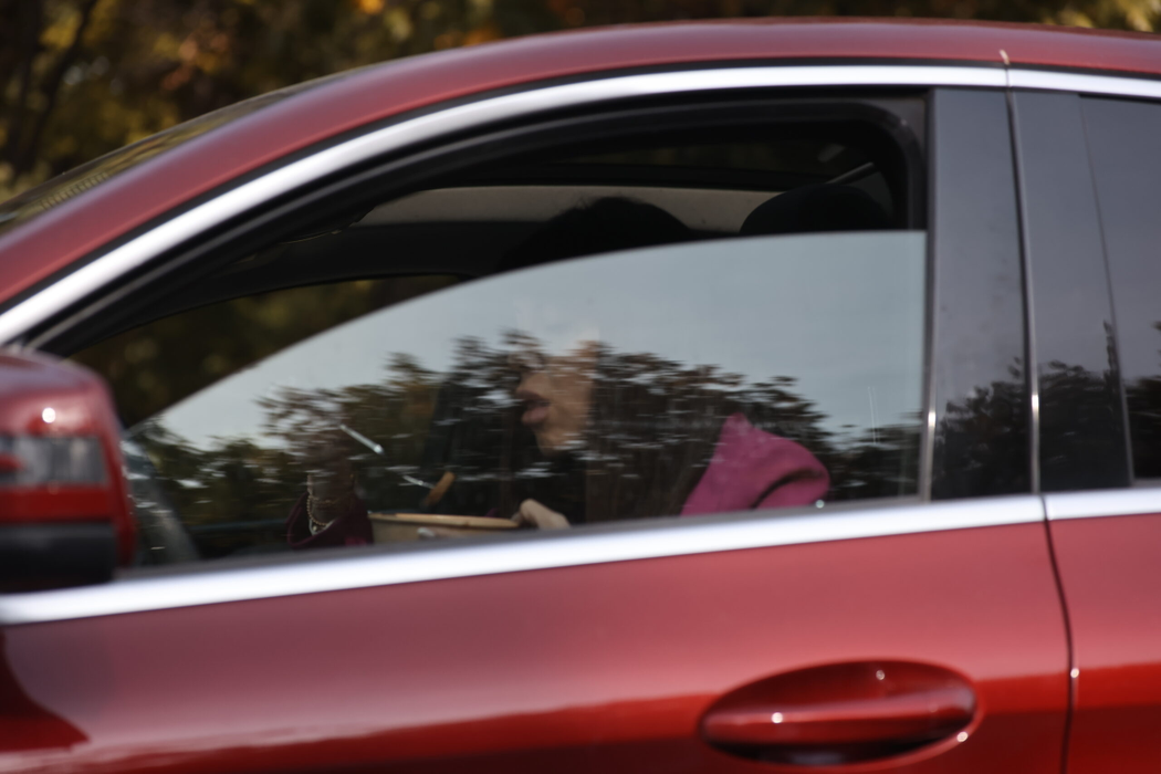 Denise Rifai și-a luat mâncare la... mașină (Foto: CANCAN.RO)