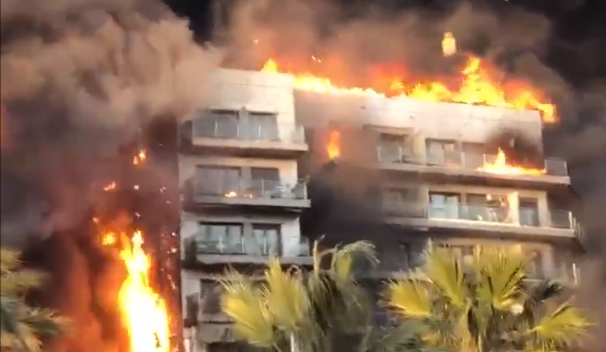 Incendiu violent la un bloc de 14 etaje din Spania