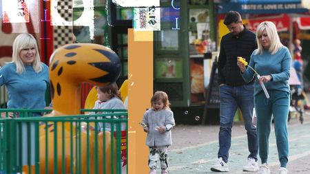 Elena Udrea a făcut baloane în parc pentru fetița ei. Soțul s-a ocupat de poze, iar bunica a cărat “proviziile” într-un rucsac roz