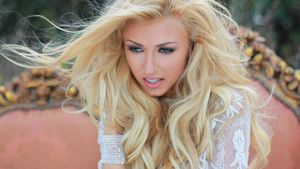 Andreea Bălan, schimbare spectaculoasă de look! Cântăreaţa s-a făcut brunetă şi s-a tuns scurt! Îţi place cum îi stă?