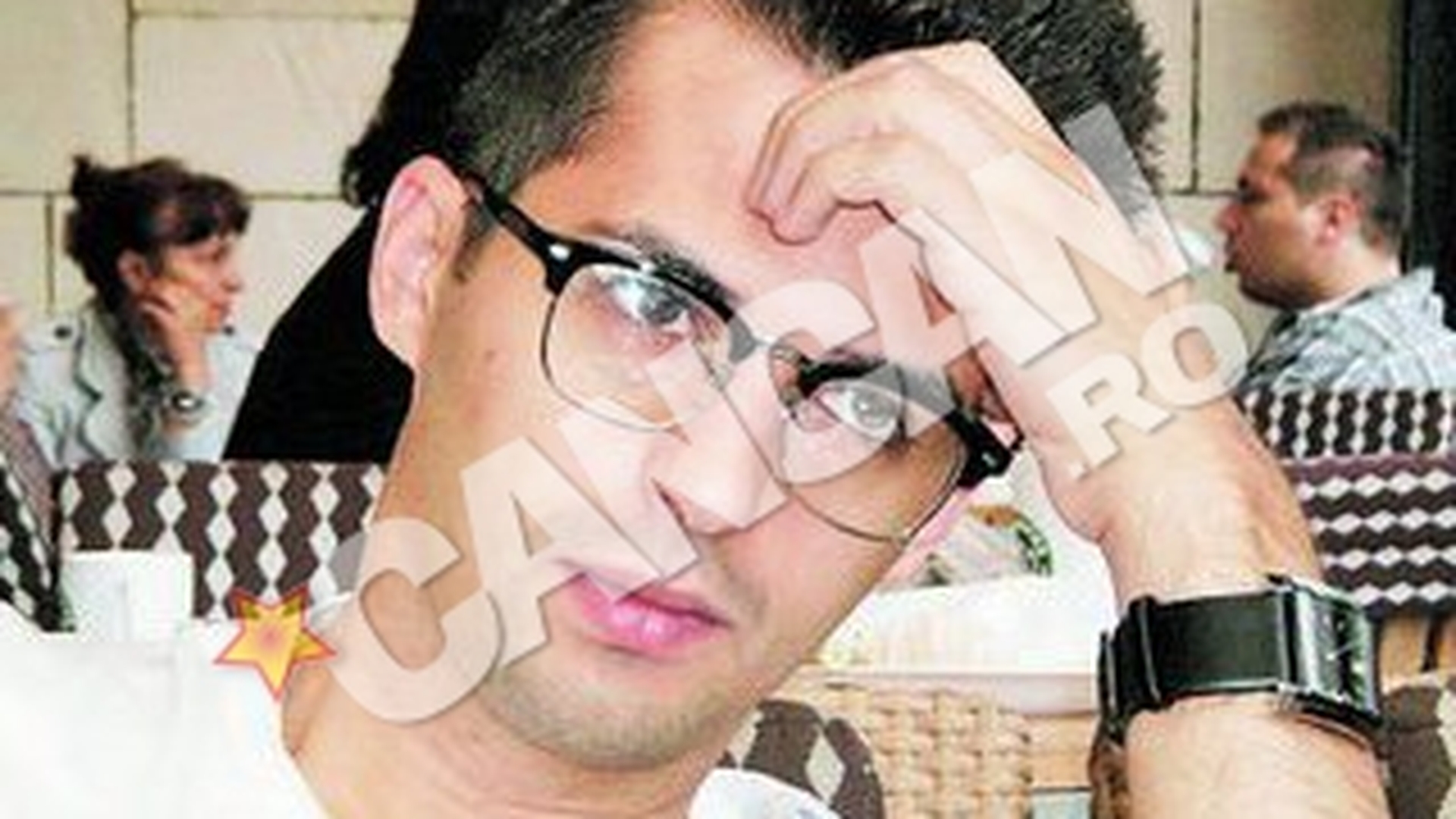 Poarta ochelari si e medic generalist. Soso de la "Big Brother" lucreaza la un spital catolic
