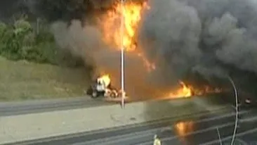 Cisterna cu 30 de tone de propan arde in continuare! Pompierii au fost retrasi de teama unei explozii!
