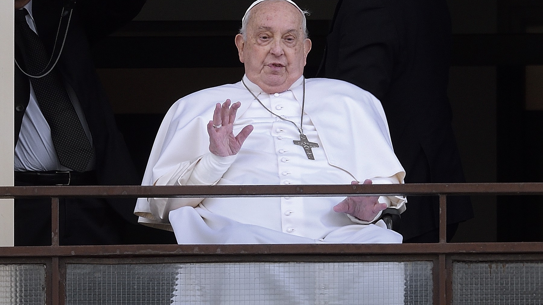 Cine este ”femeia cu flori galbene” care i-a atras atenția Papei Francisc, după ce a fost externat: ”M-a privit numai pe mine!”