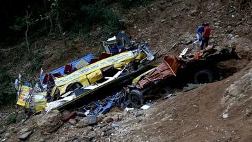Cel puțin 44 de morți, după ce un autocar a căzut într-o prăpastie