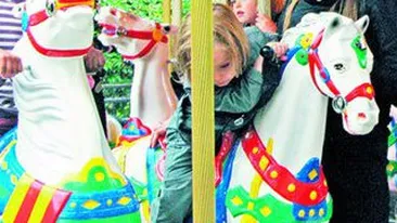 Angelina Jolie isi joaca bine rolul de mamica! Si-a dat copiii in caluti de jucarie