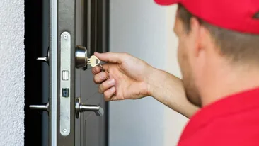 În septembrie, Alexandru s-a angajat lăcătuș în Olanda. Pe 1 octombrie, a primit primul salariu. S-a minunat când a numărat banii