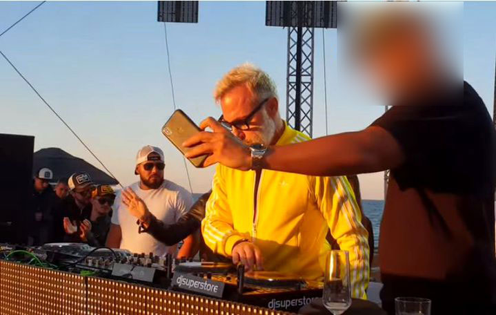 Reacția lui Gianluca Vacchi atunci când un petrecăreț din Mamaia s-a urcat pe scenă lângă el!