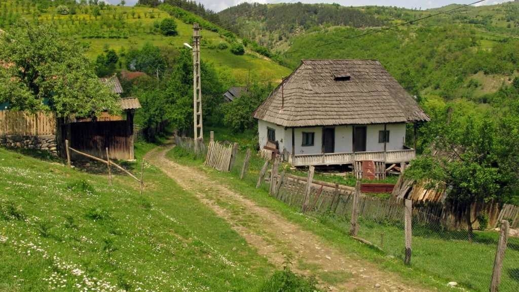 Care e satul din România unde mai locuiesc doar 10 familii. Nu există nici măcar magazin alimentar în localitate